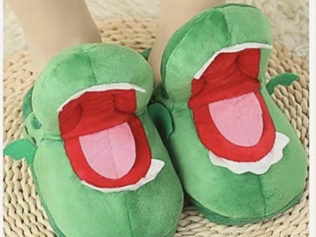 Deux chaussons crocodile en peluche verte, gueule rouge ouverte.